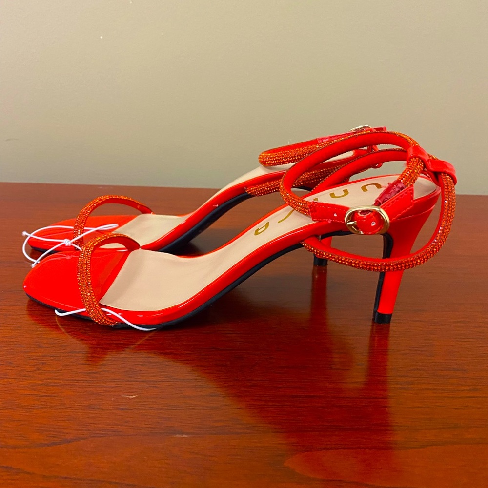 NWT Unisa  Women's Unglyn Rhinestone Ankle Strap Sandal in Red Sz 7